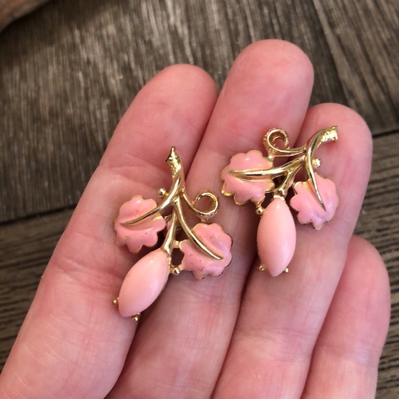Vintage Pink Floral Goldtone Clip Earrings - Picture 8 of 12